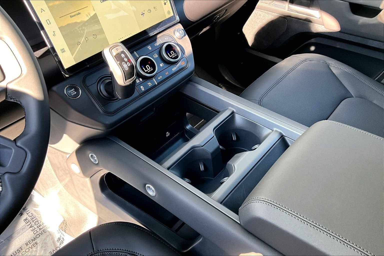 New 2026 Santorini Black LAND ROVER X-Dynamic SE image 8