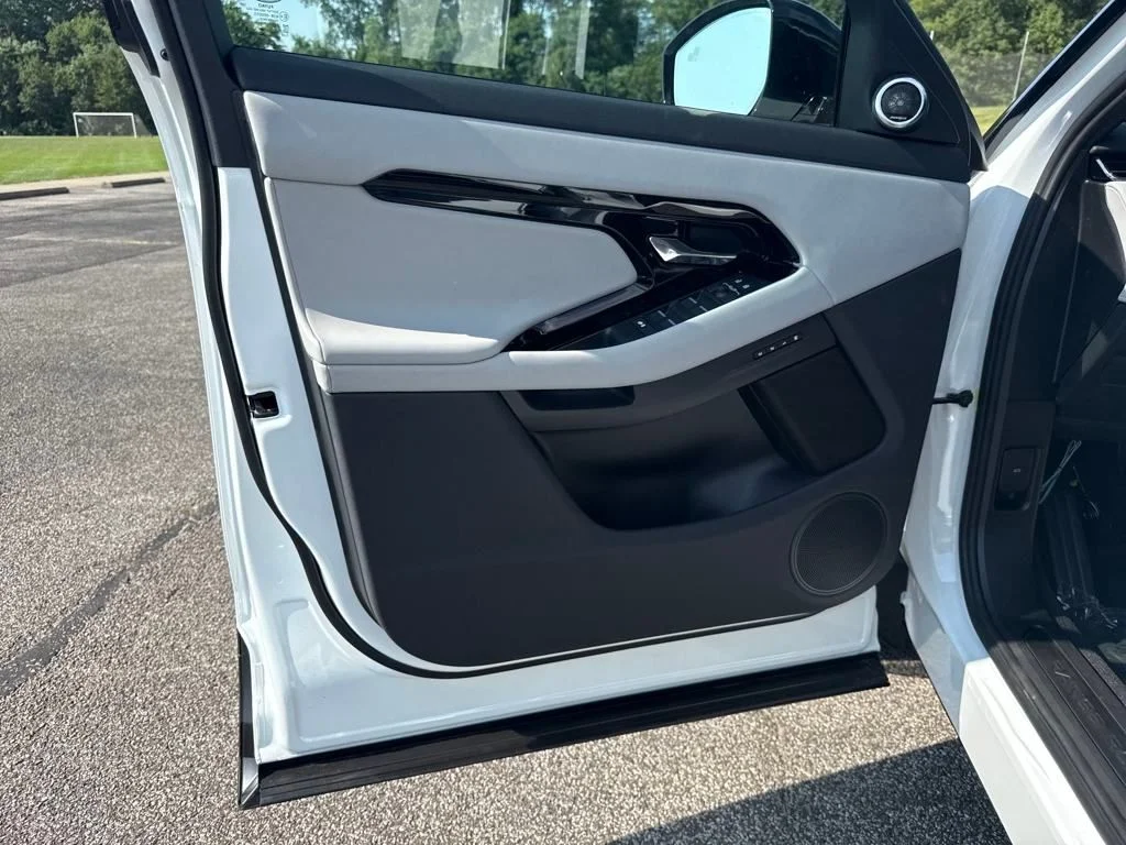 New 2026 Fuji White Land Rover S image 10