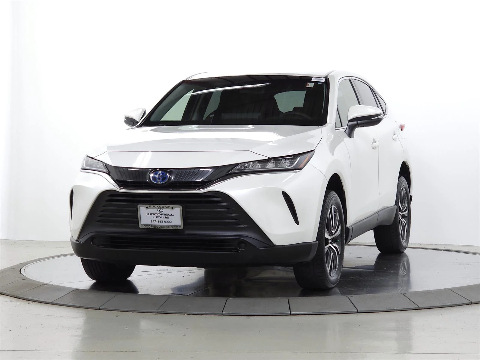 Used 2022 White Toyota LE image 4