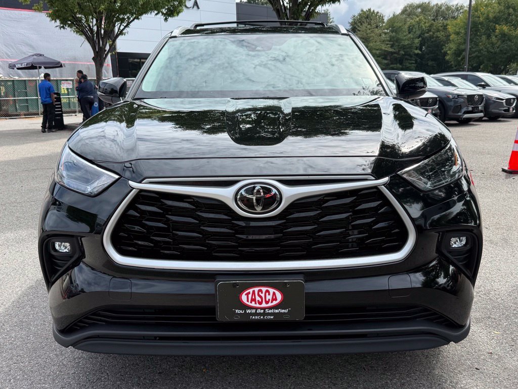 Used 2023 Black Toyota XLE image 3