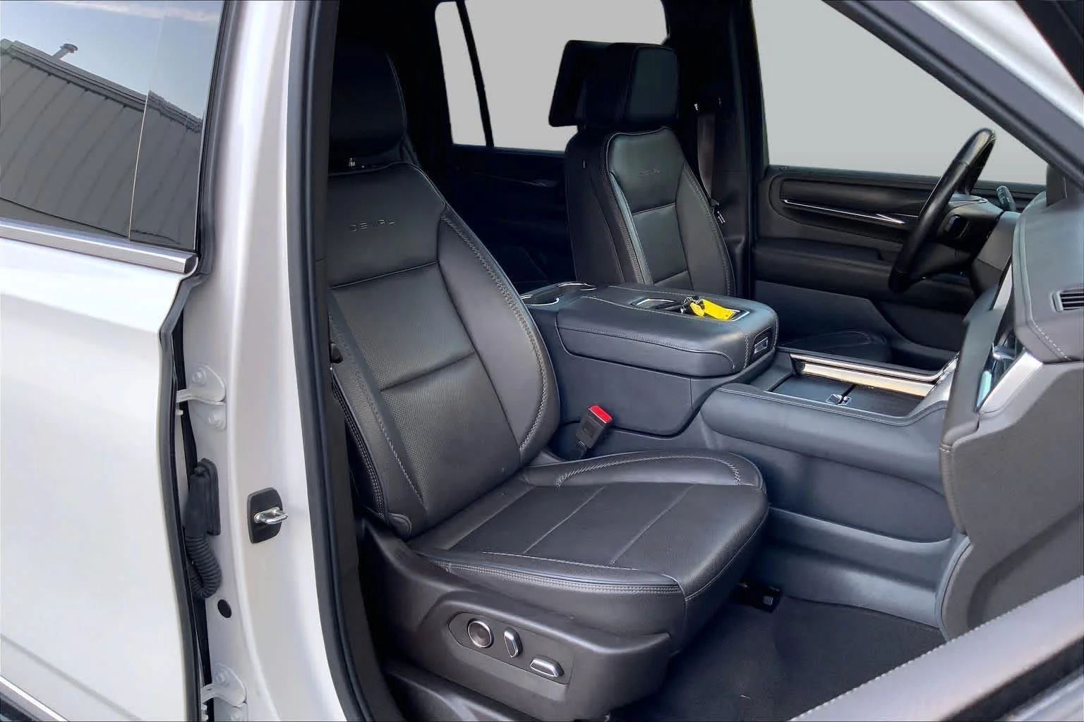 Used 2021 White Frost Tricoat GMC Denali image 8