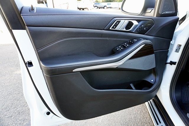 Used 2025 White BMW xDrive50e image 31