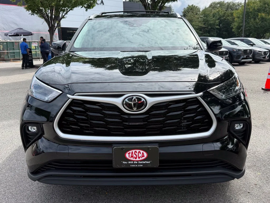 Used 2023 Black Toyota XLE image 3