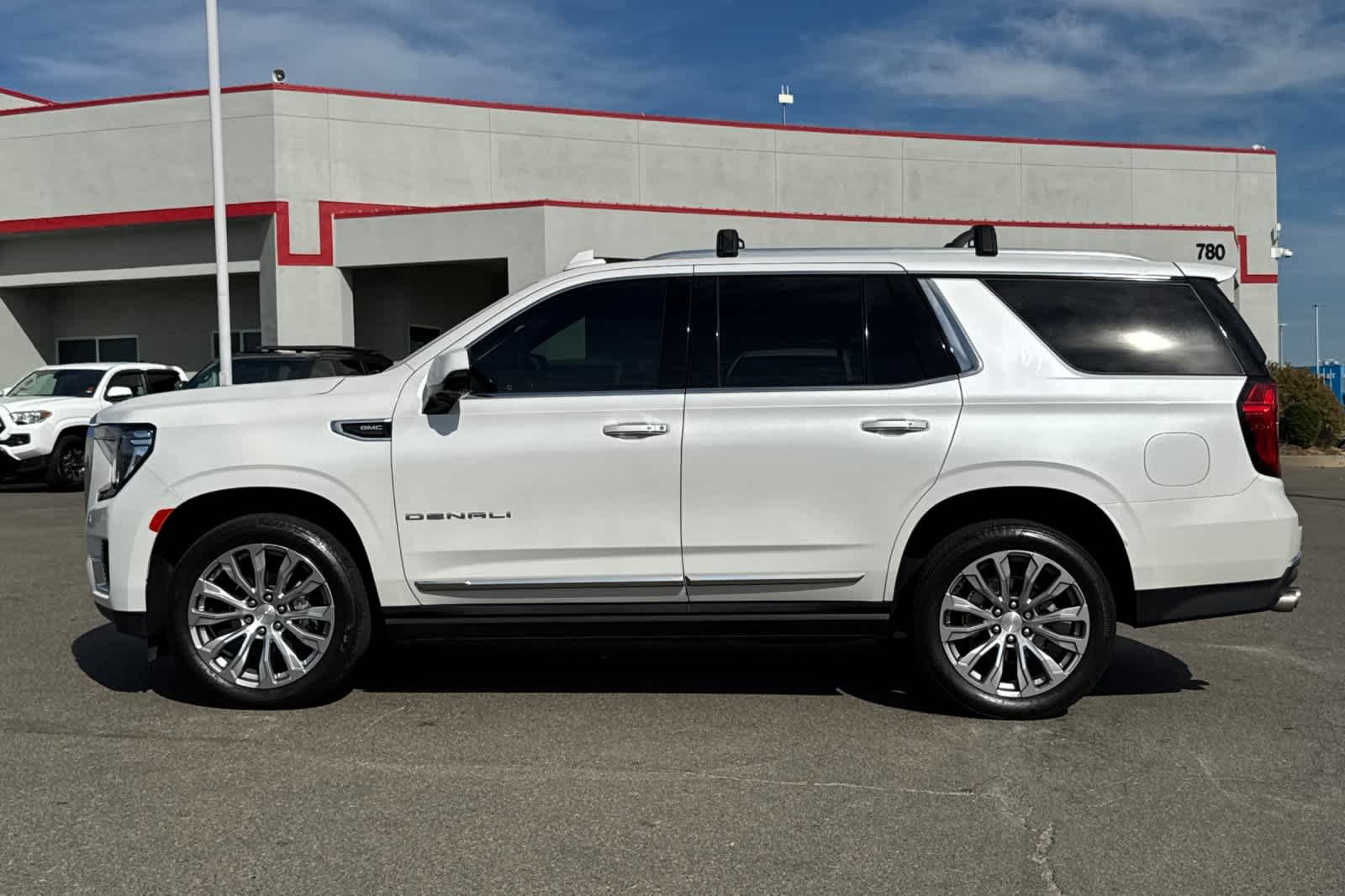 Used 2022 White Frost Tricoat GMC Denali image 9