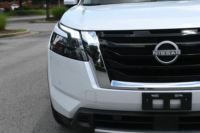 Used 2025 White Nissan Platinum image 14