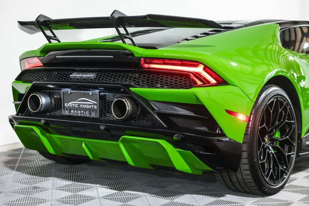Used 2021 Green Lamborghini Base image 9