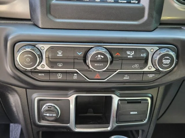 Used 2023  Jeep Sport image 16