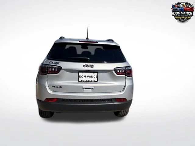 New 2026 Silver Zynith Metallic Clearcoat Jeep Latitude image 5