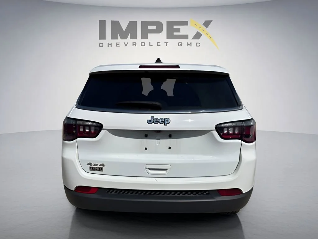 Used 2024  Jeep Sport image 3