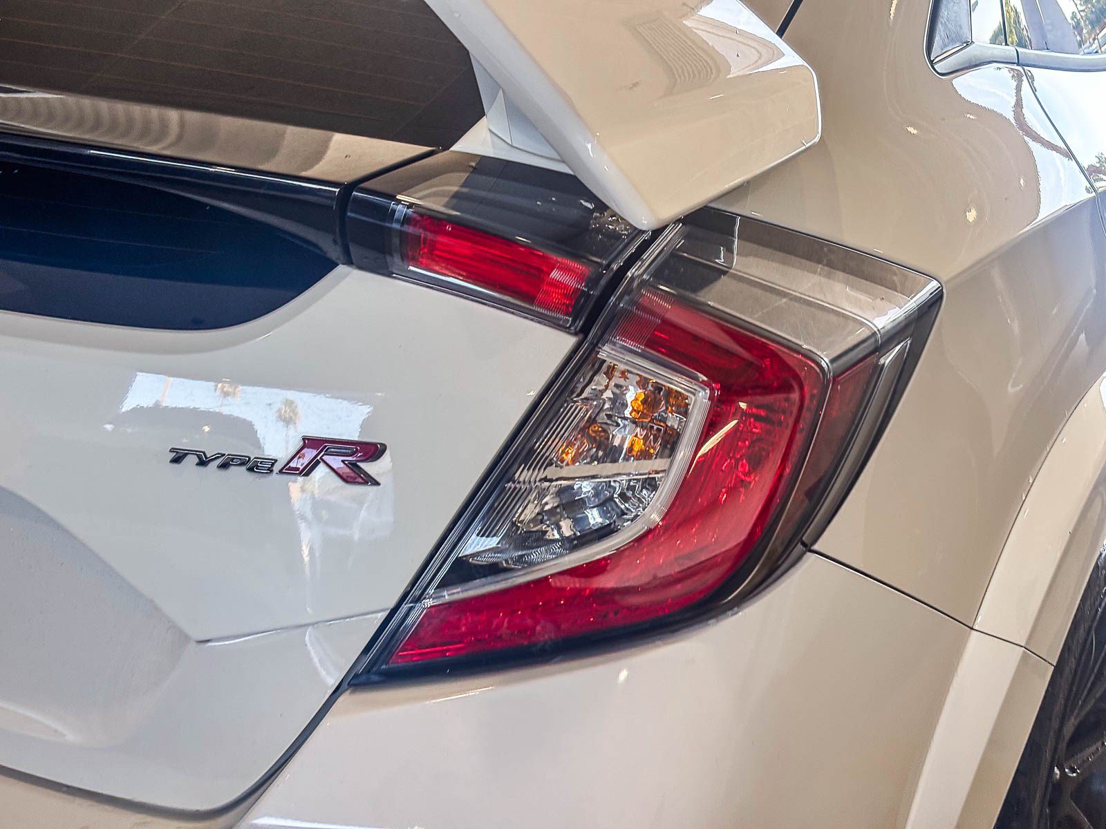 Used 2018 Championship White Honda Touring image 7
