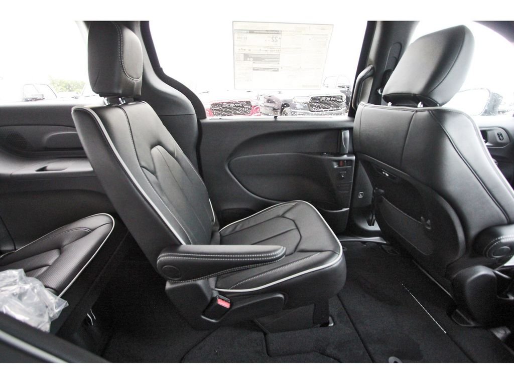 New 2027 Diamond Black Crystal Pearl-Coat Exterior Paint Chrysler Limited image 10