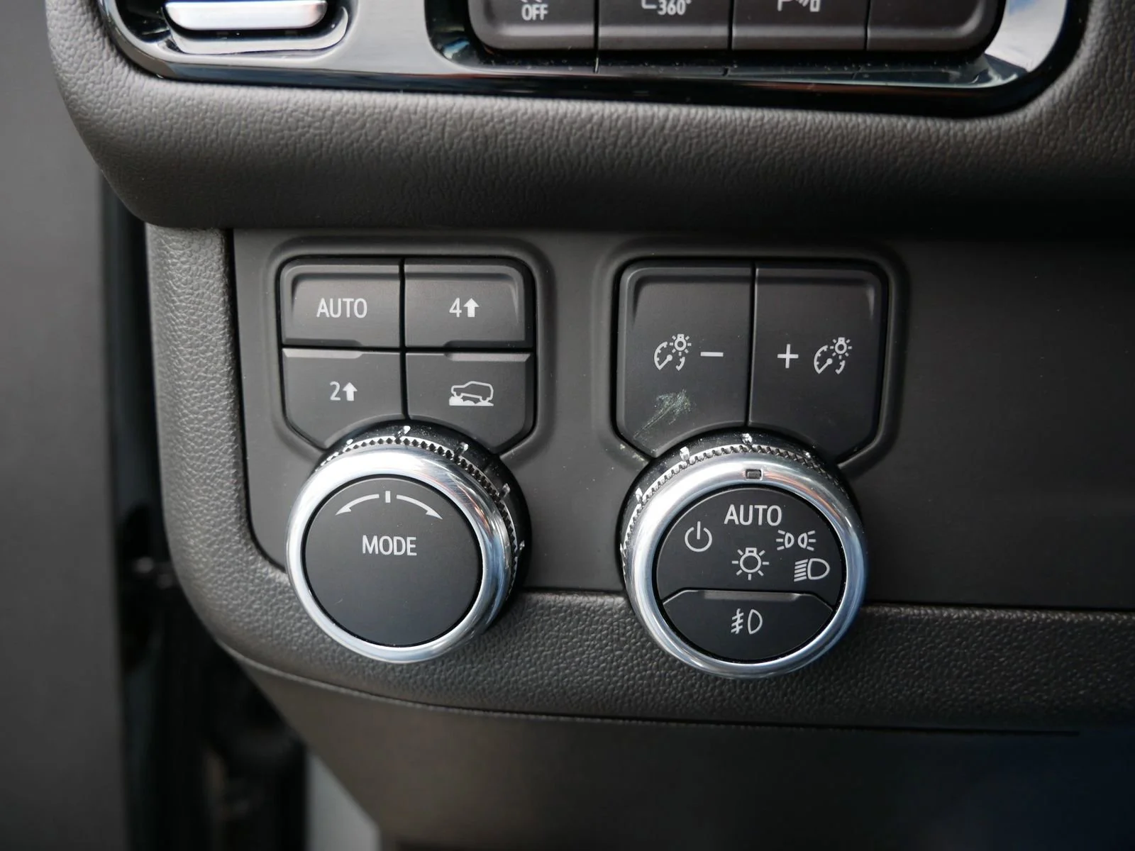 Used 2025 Sterling Metallic GMC Denali image 27
