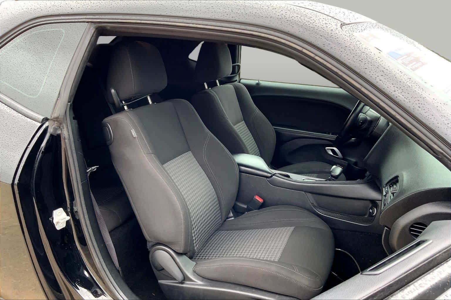 Used 2023 Pitch Black Clearcoat Dodge SXT image 8