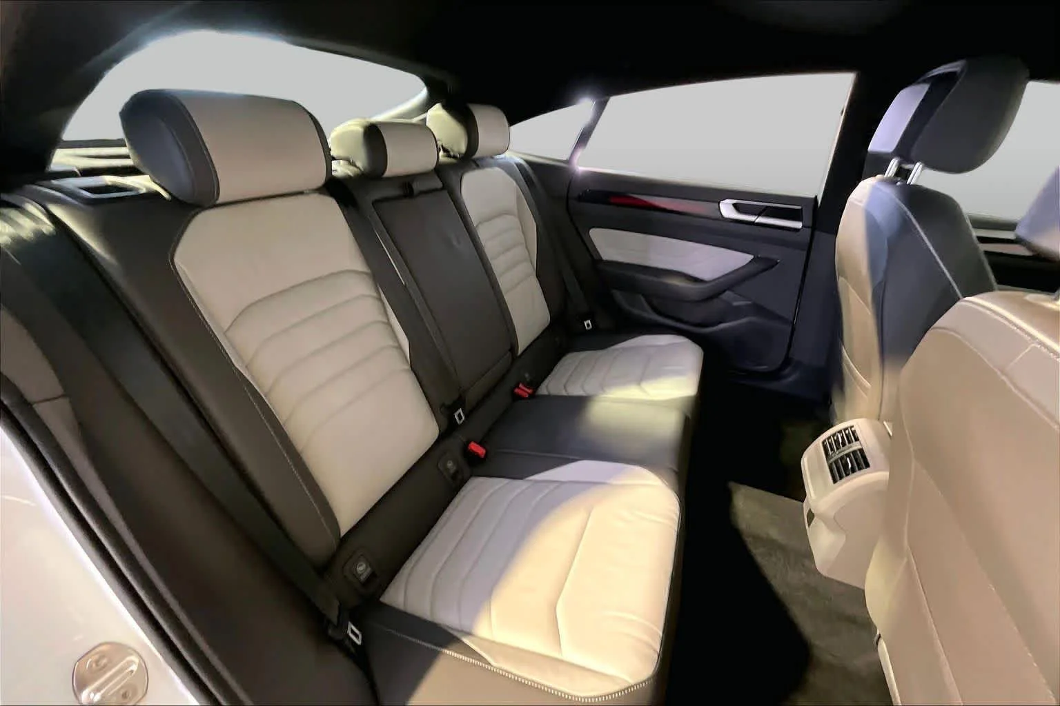 Used 2022 Oryx White Pearl Volkswagen SEL R-Line image 20