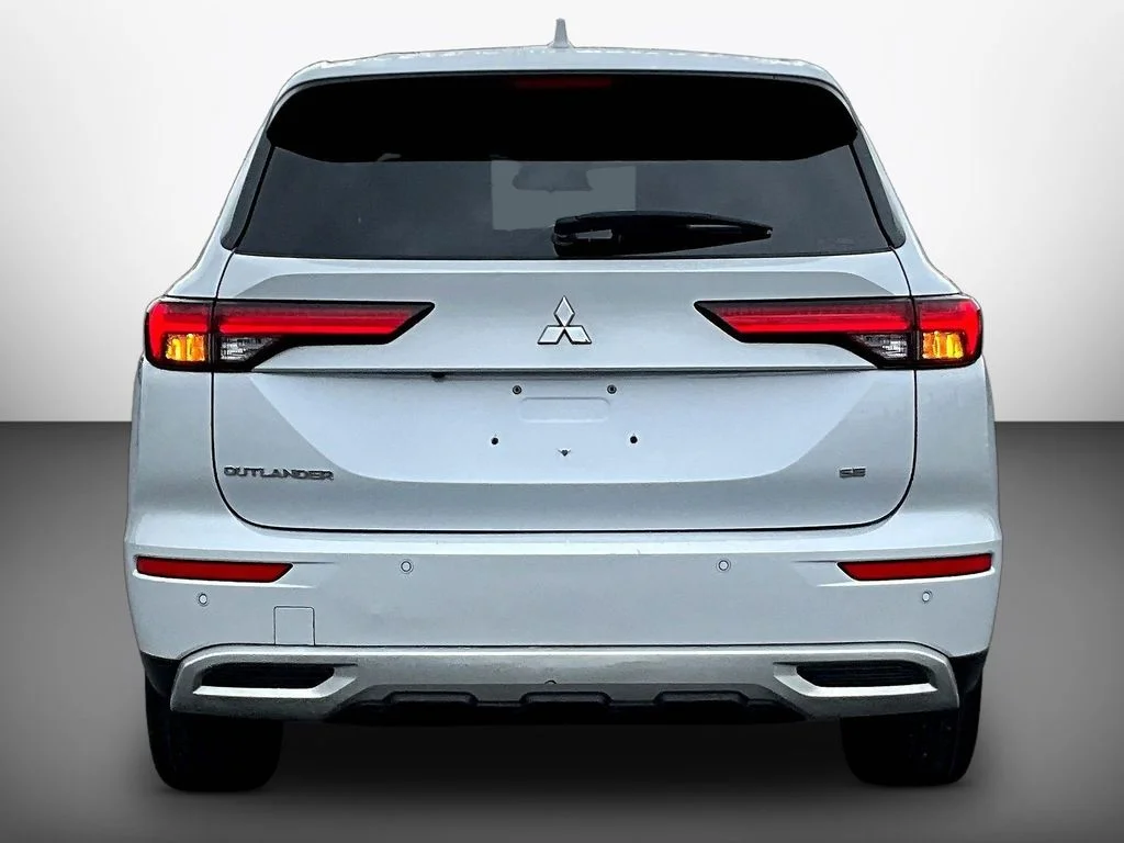 Used 2023  Mitsubishi SE image 5