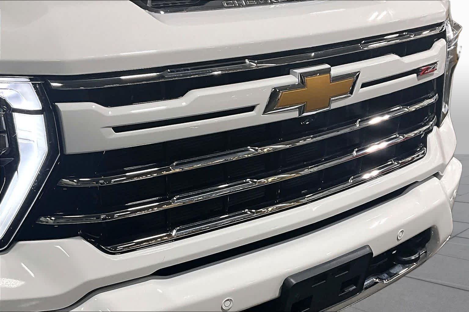 Used 2025 Summit White Chevrolet LT image 30