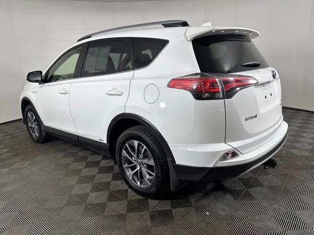 Used 2018 Super White Toyota XLE image 6