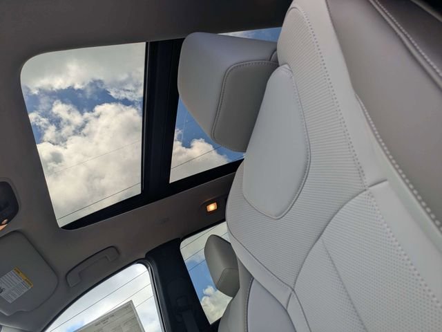 New 2027 RADIANT WHITE INFINITI Pure FWD image 22