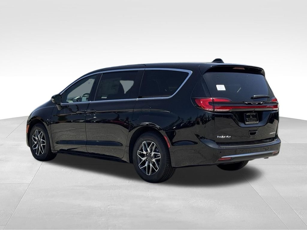 New 2027 Diamond Black Crystal Pearl-Coat Exterior Paint Chrysler Limited image 11