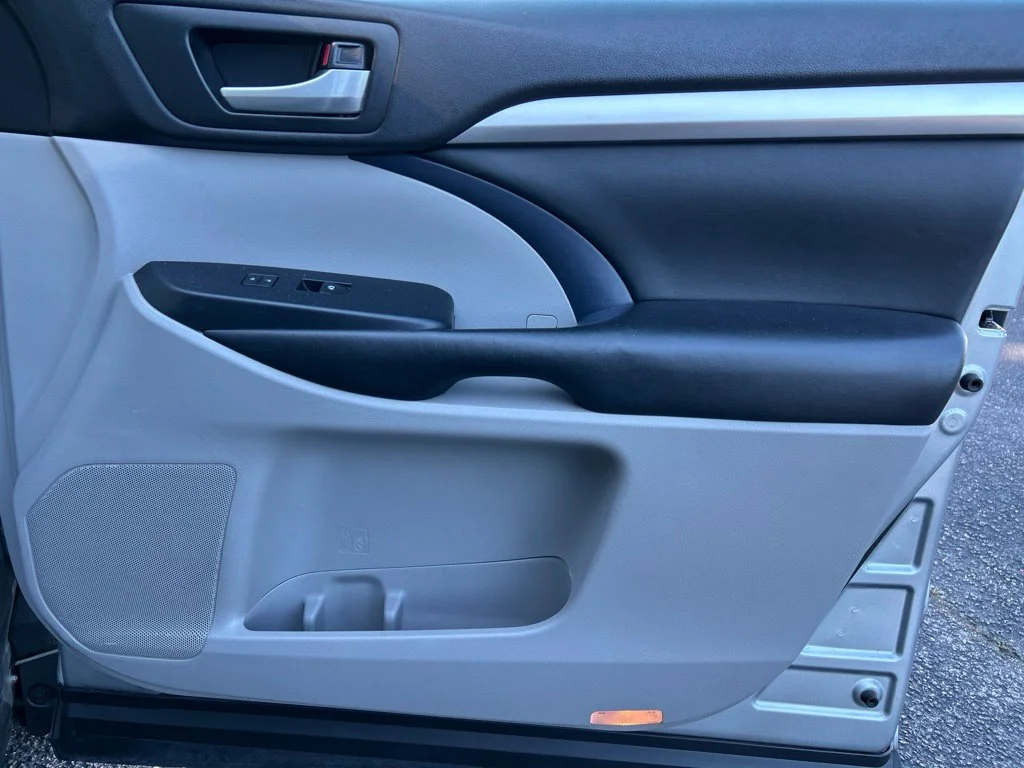 Used 2019 Silver Toyota XLE image 29