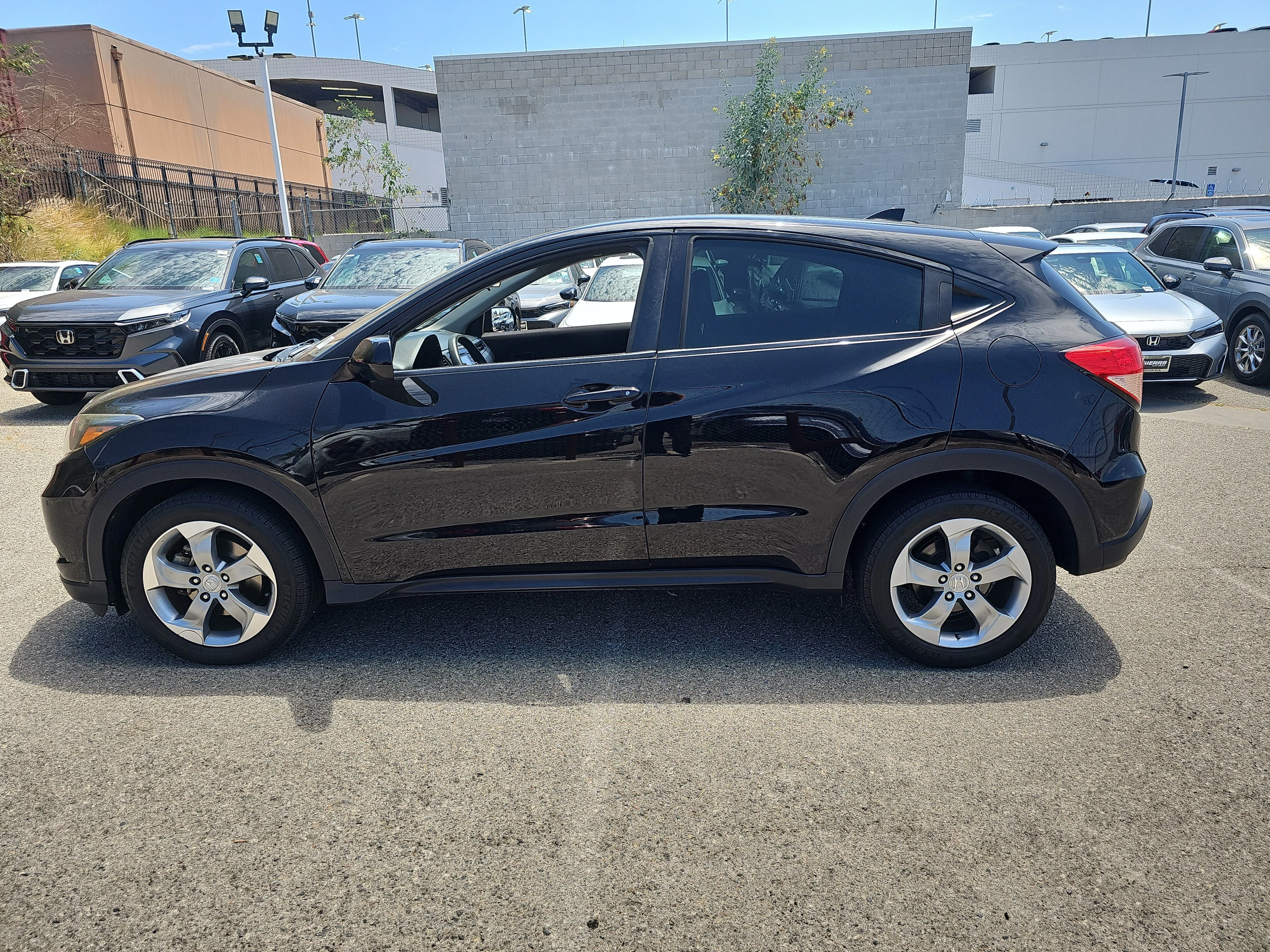 Used 2018  Honda LX image 7