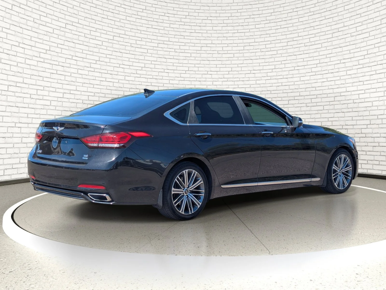 Used 2018 Victoria Black Genesis 3.8L image 3