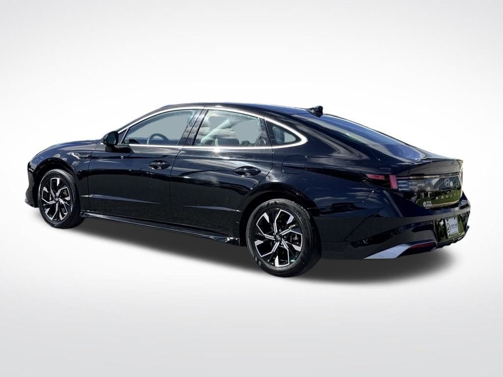 Used 2025 Black Hyundai SEL image 4
