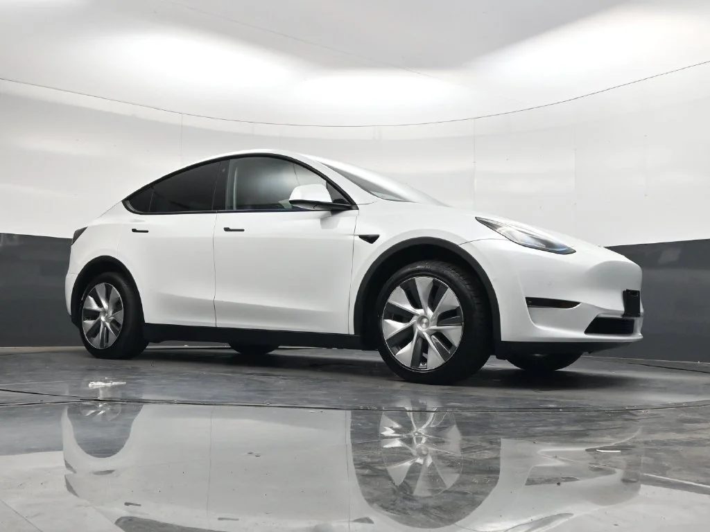 Used 2022  Tesla Long Range image 23