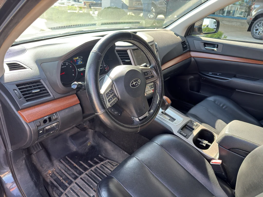 Used 2013  Subaru 2.5i Limited image 2