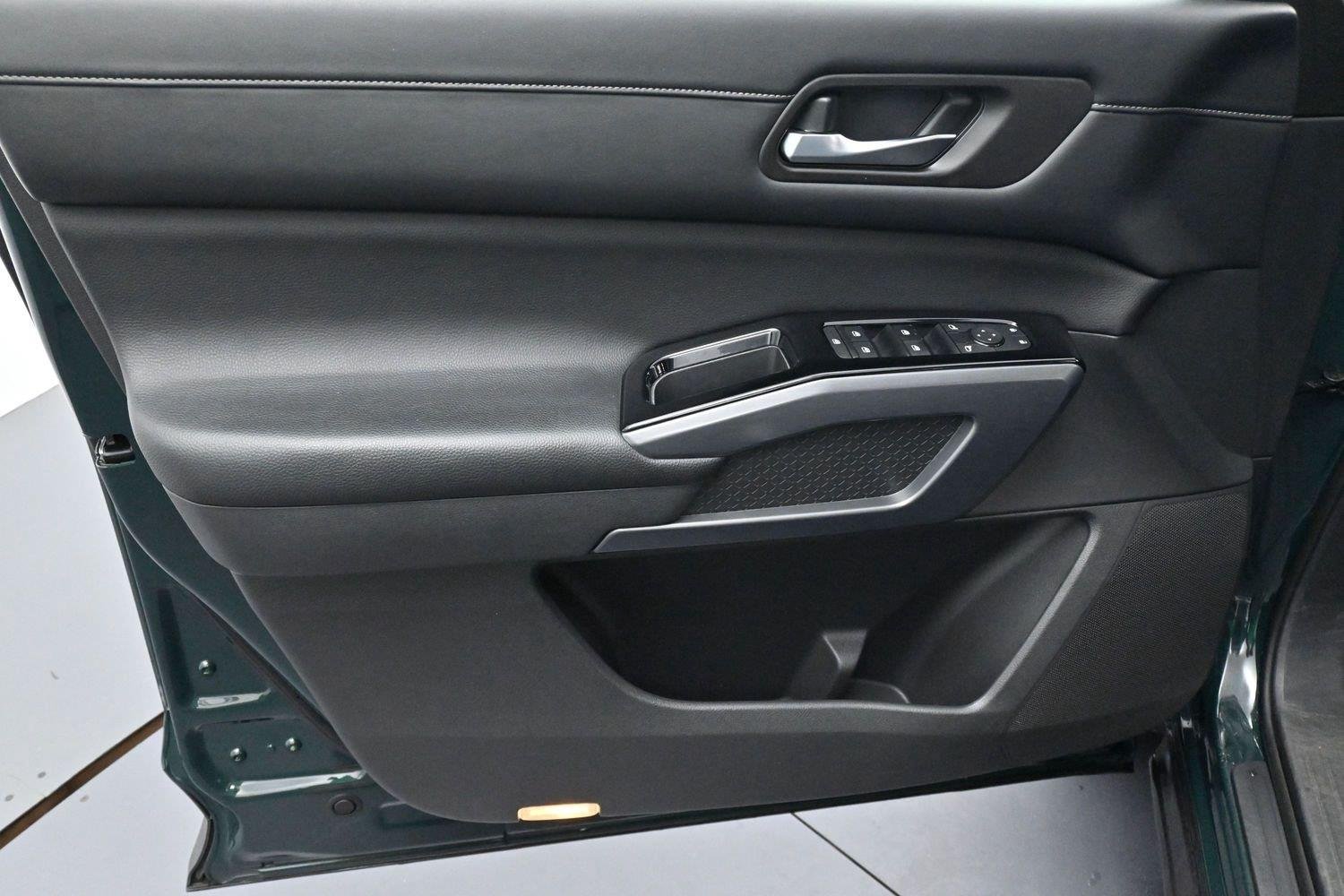 Used 2022 Green Nissan SL image 12