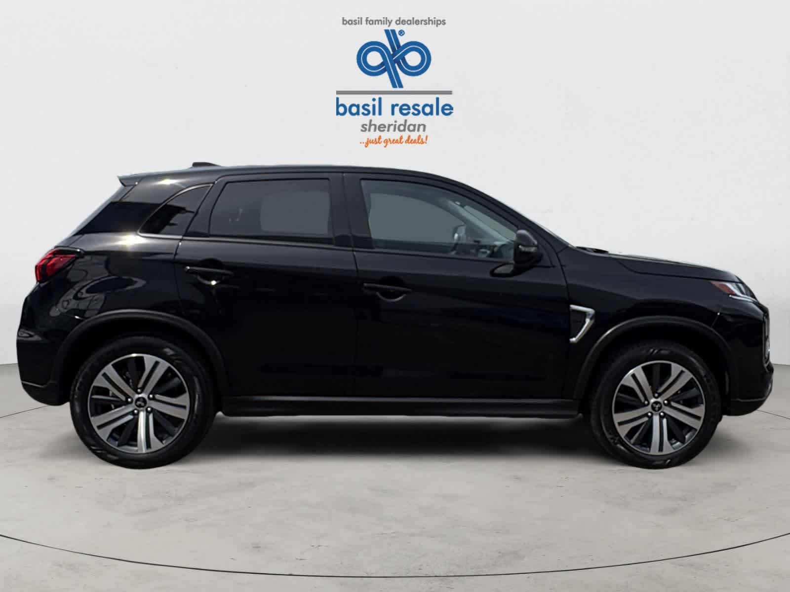 Used 2025 Labrador Black Pearl Mitsubishi SE image 7