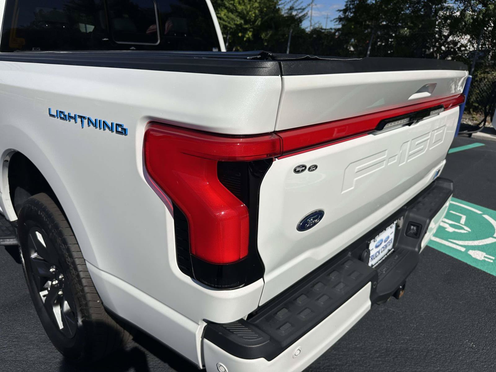 Used 2023 White Metallic Ford LARIAT image 10