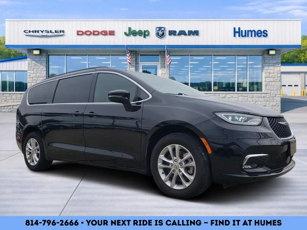 2022 Chrysler Pacifica Touring's photo