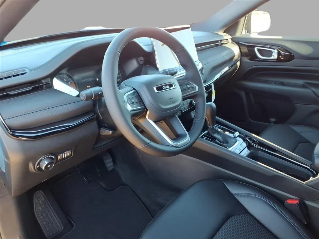 New 2026 Hydro Blue Pearlcoat Jeep Latitude image 13