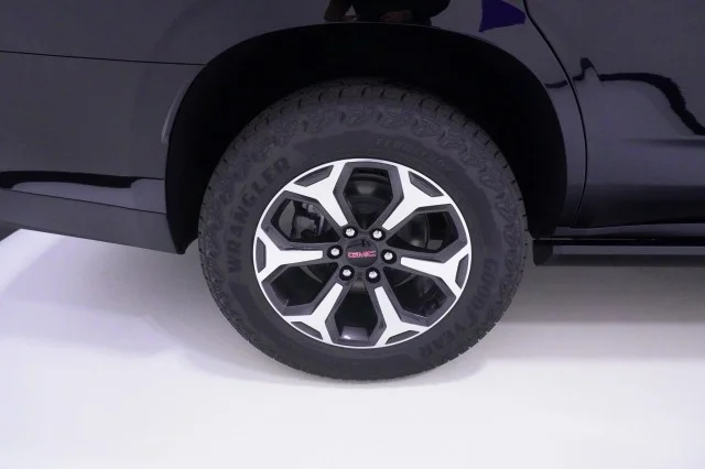 2026 GMC Yukon AT4 Ultimate - Photo 6