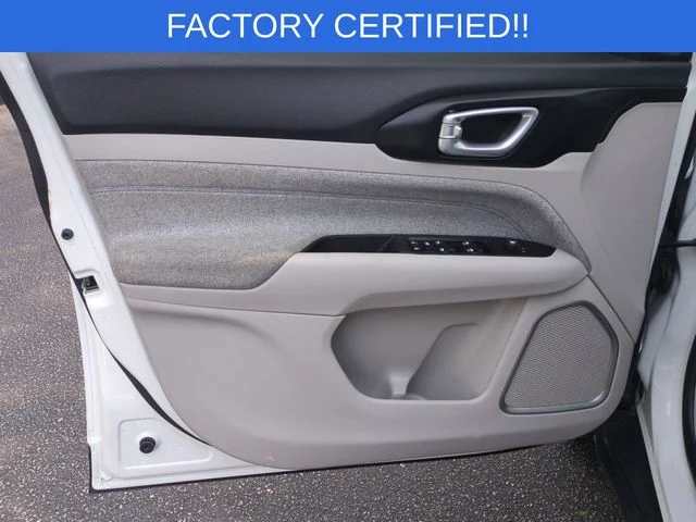 Used 2024 White Jeep Latitude image 12