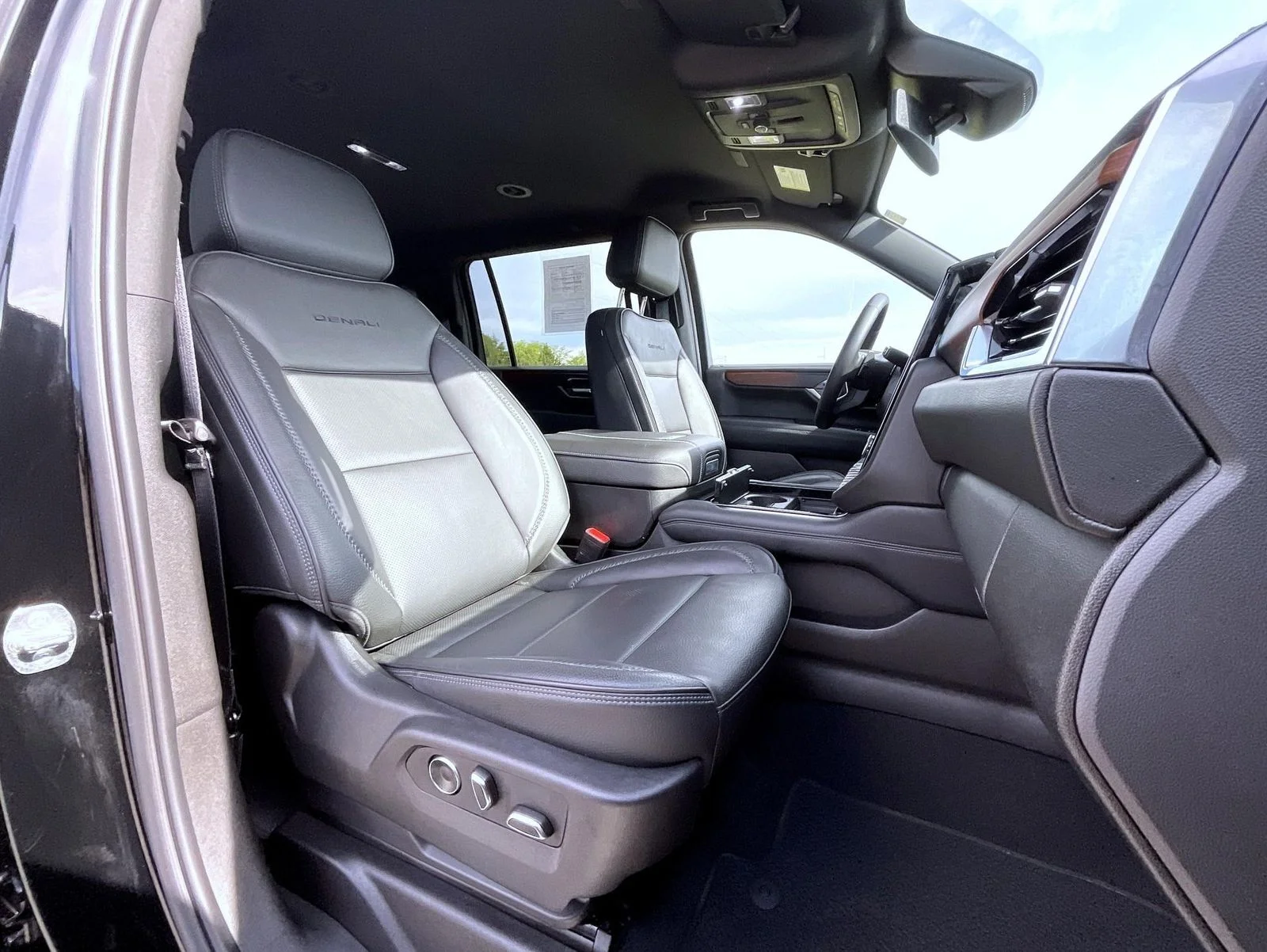 Used 2025 Black GMC Denali image 16