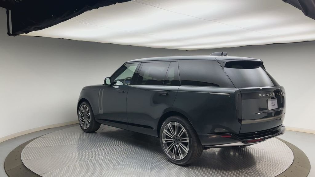 New 2026 Belgravia Green Metallic Land Rover SE image 4