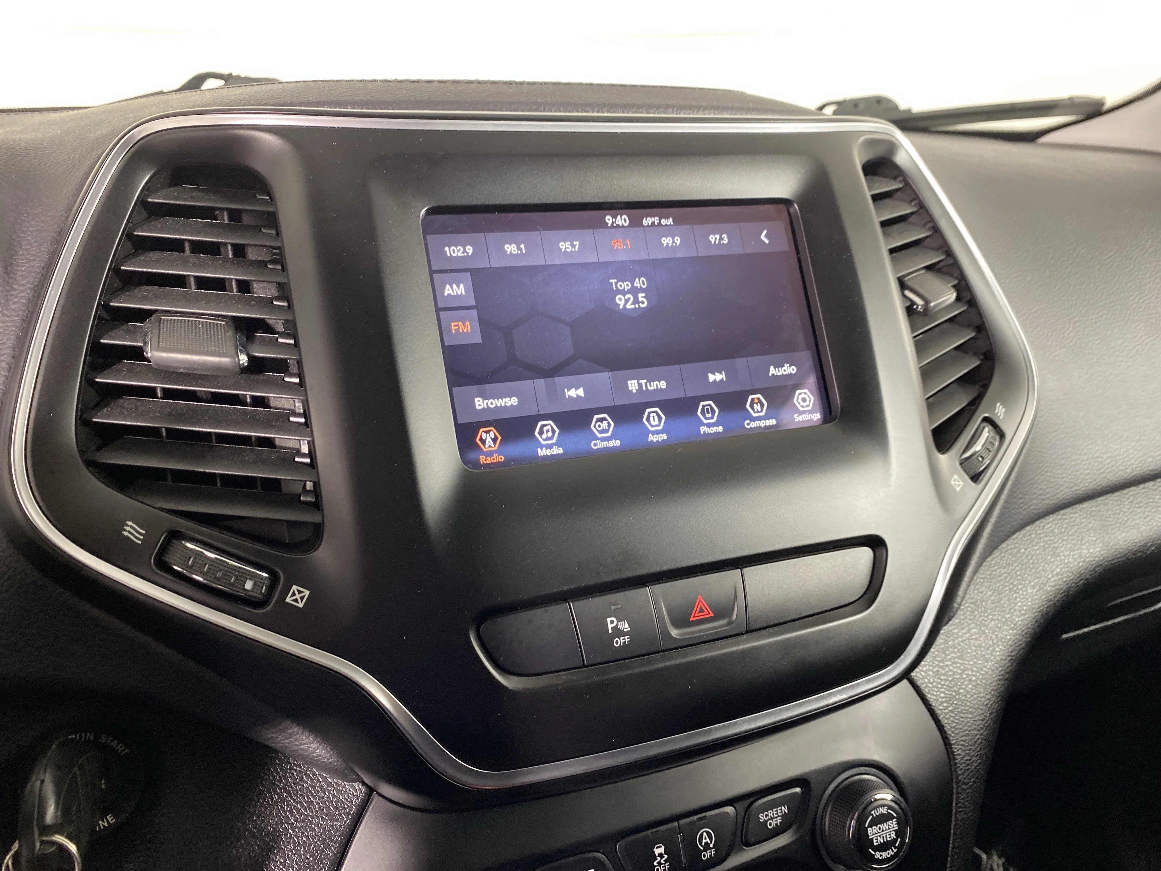 Used 2019 Light Brownstone Pearlcoat Jeep Latitude image 27