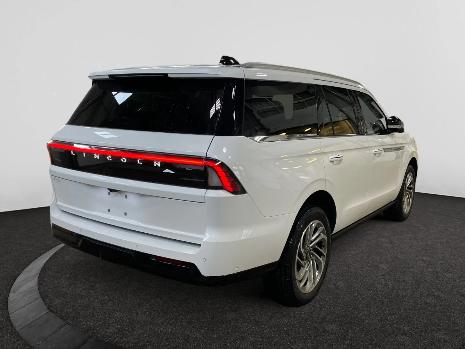 New 2025 Pristine White Metallic Tri-Coat Lincoln Reserve image 5