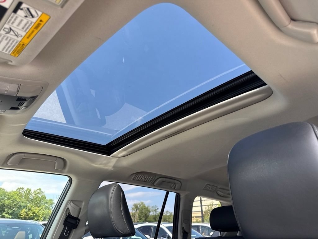 Used 2017 Starfire Pearl Lexus 460 Luxury image 16