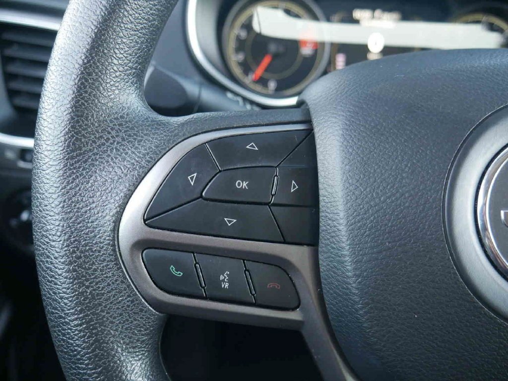 Used 2021 Silver Jeep Latitude image 32