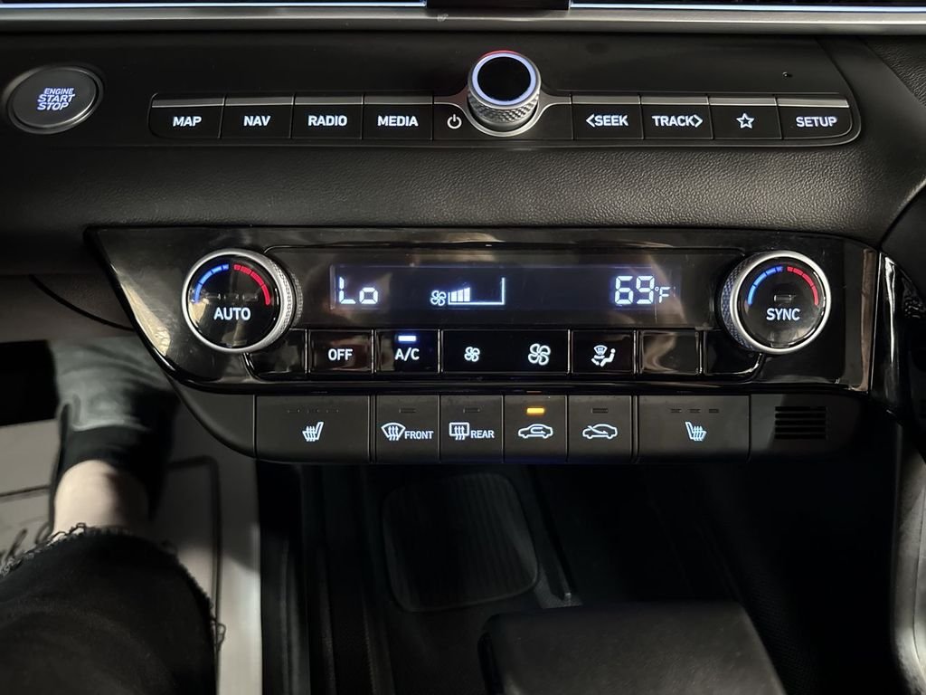Used 2025 White Hyundai SEL Convenience image 25