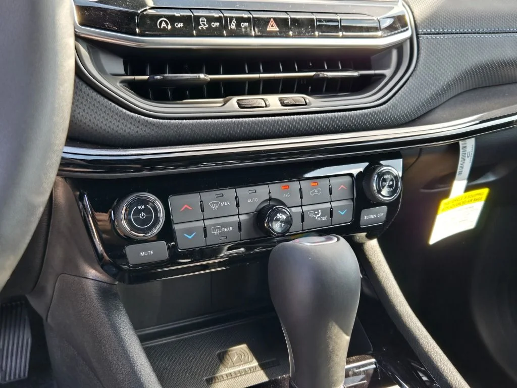 New 2026 Bright White Clearcoat Jeep Latitude image 24