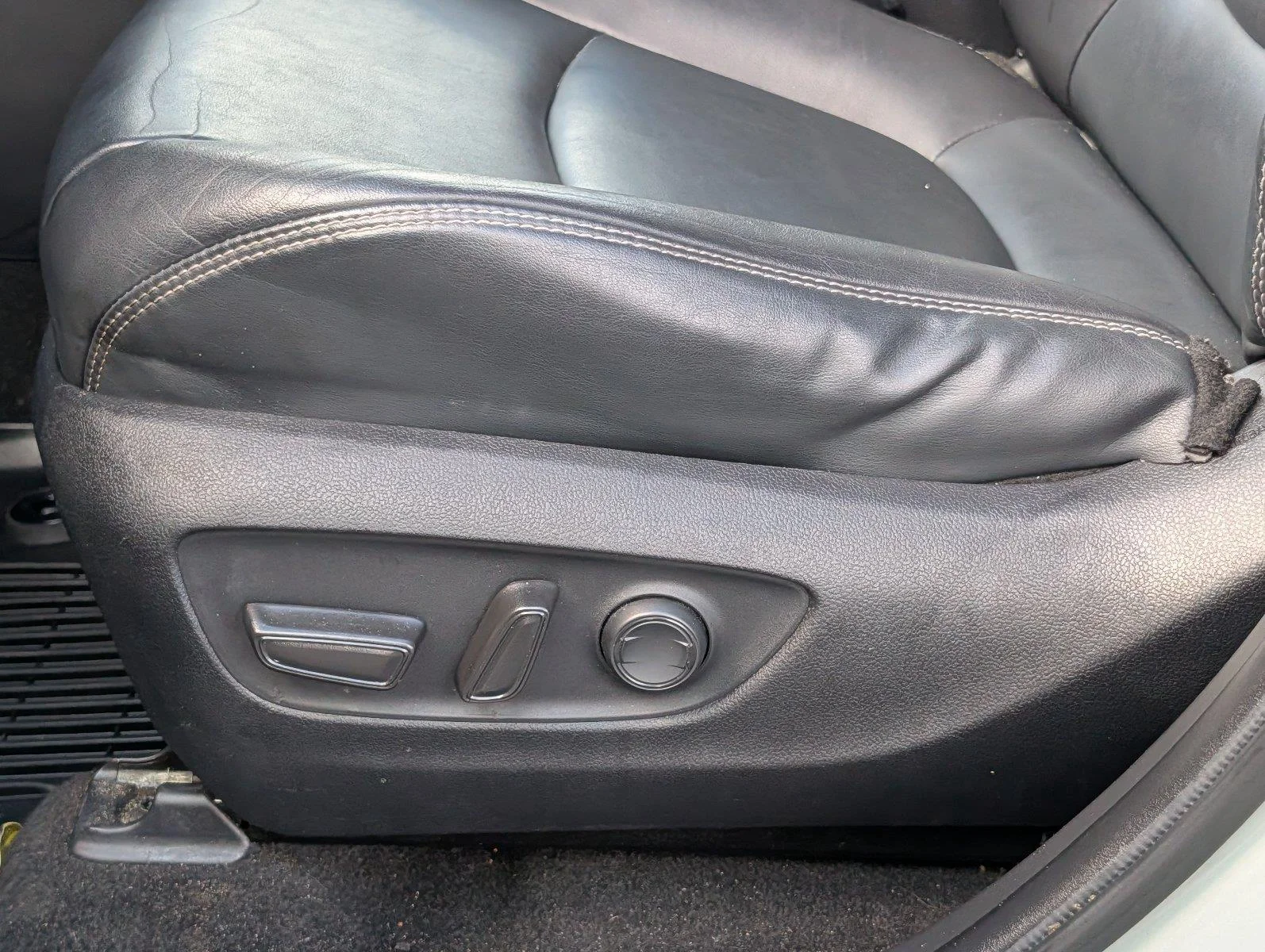Used 2023 Lunar Rock Toyota XLE Premium image 11