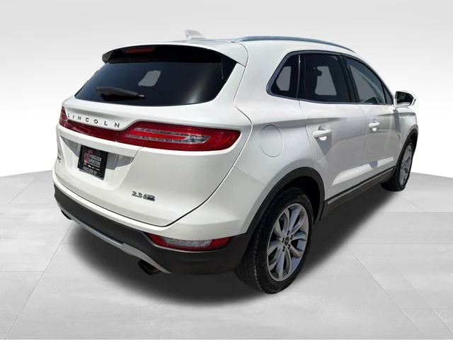 Used 2015 White Lincoln Base image 7