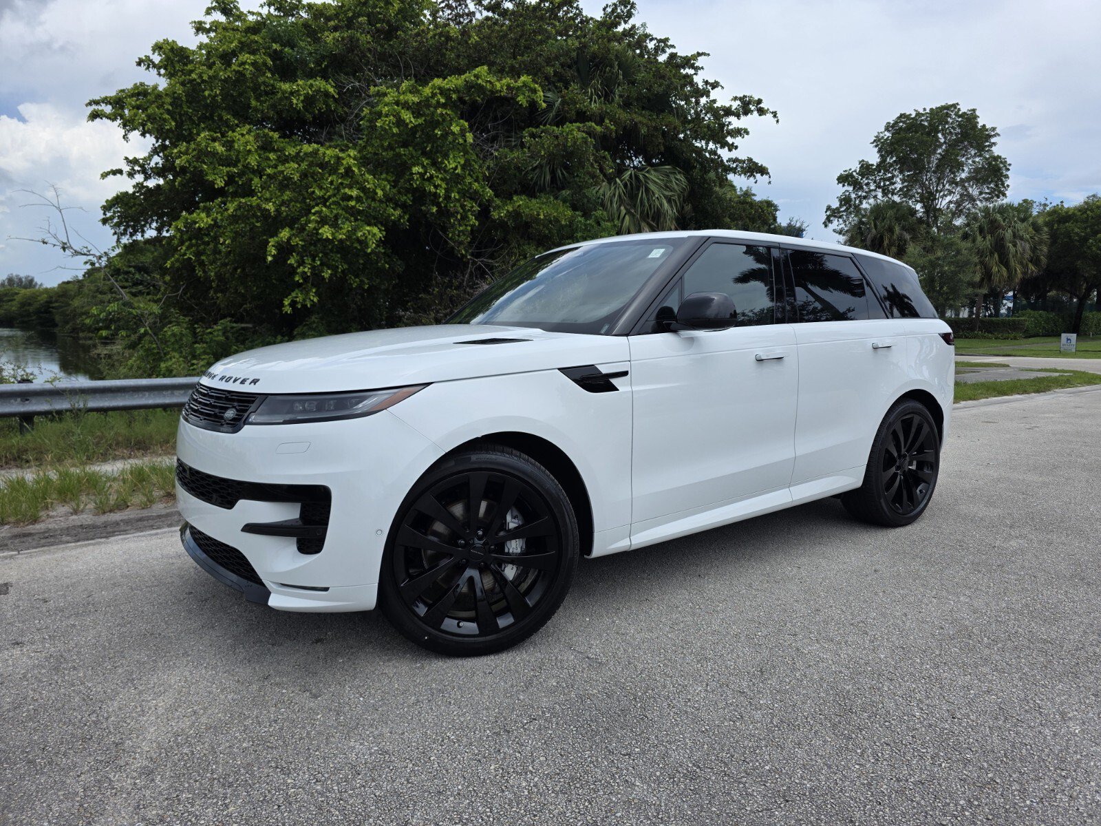 New 2026 Fuji White Land Rover P400 Dynamic SE image 1