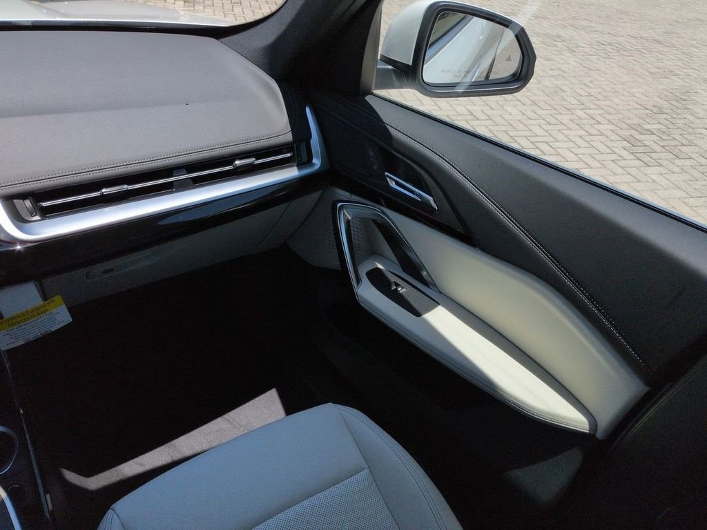 New 2026 Mineral White Metallic BMW xDrive28i image 17
