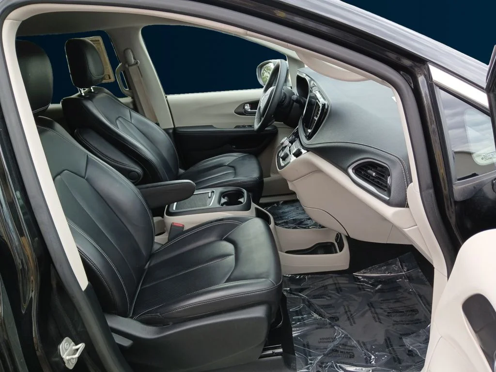 Used 2023 Black Chrysler Touring L image 17