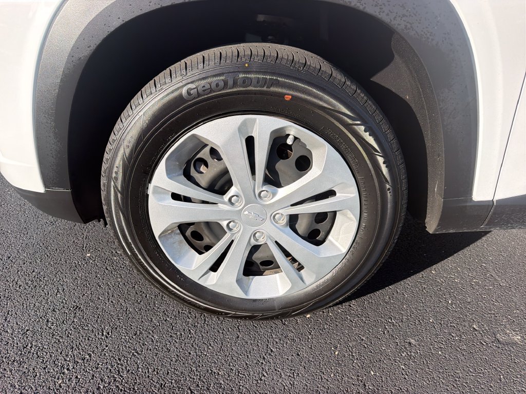 Used 2025 White Chevrolet LS image 10